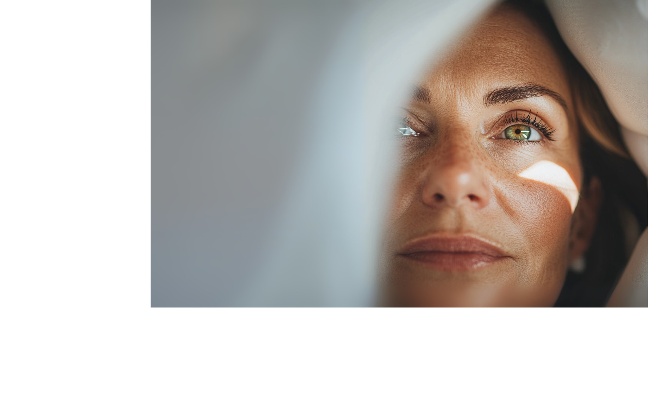 Frau in Nahaufnahme hinter einem Tuch