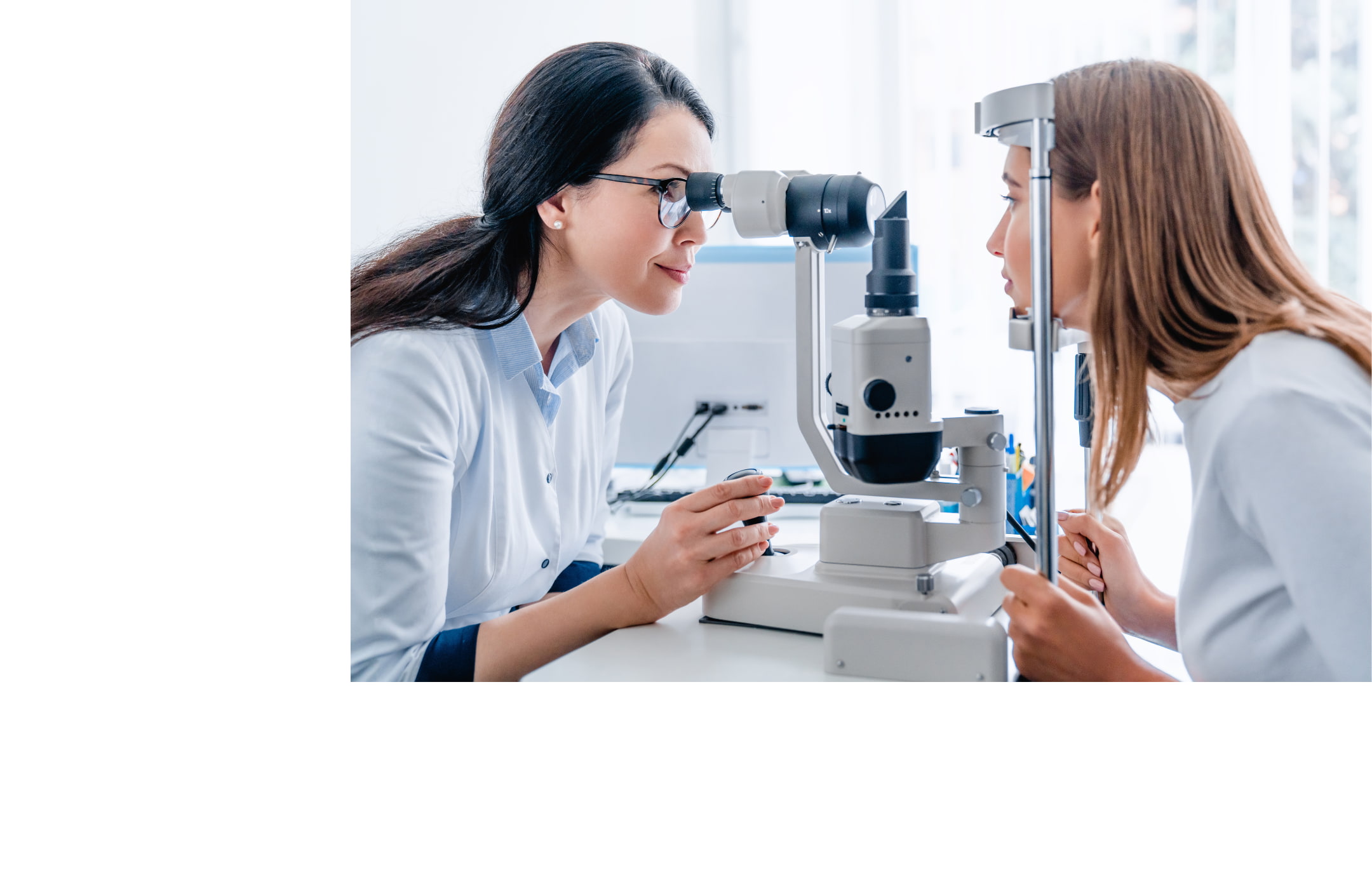 Eine Augen&auml;rztin untersucht das Auge der Patientin