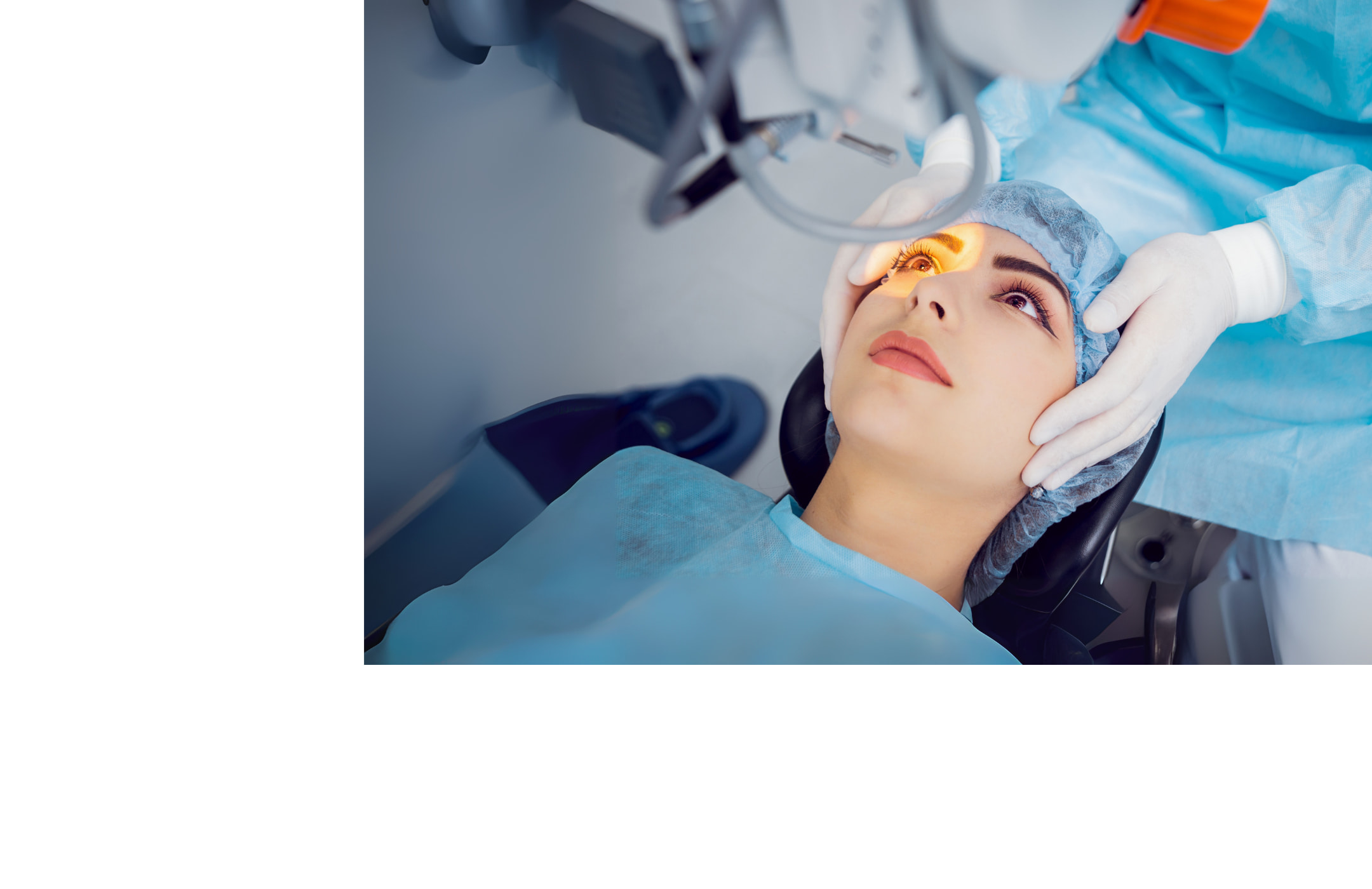 Frau im OP wird am Auge operiert