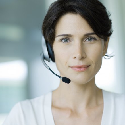Frau am Headset